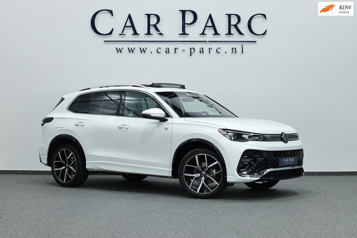 Volkswagen Tiguan - 1.5 eTSI 3x R-Line IQ+LED/VIRTUAL/SFEER/PANO/ALCANTARA+S.VERWARMING/20" LMV/CAM/LINE/ACC/E - AutoWereld.nl