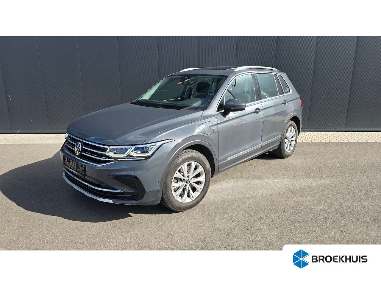 Volkswagen Tiguan - 1.4 TSI eHybrid 245pk Life Business | Panoramadak | Camera | Trekhaak | Stuur & Stoelverwa - AutoWereld.nl