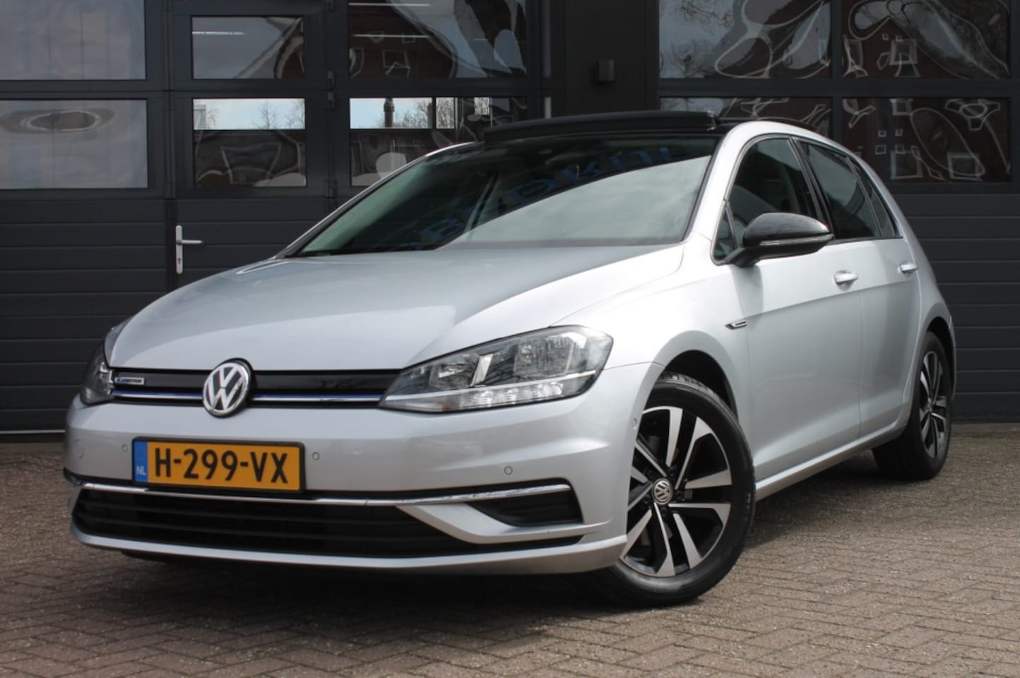 Volkswagen Golf - 1.5 TSI CL BNS IQ-Drive  / Panorama dak / Digitaal dashboard / Camera - AutoWereld.nl