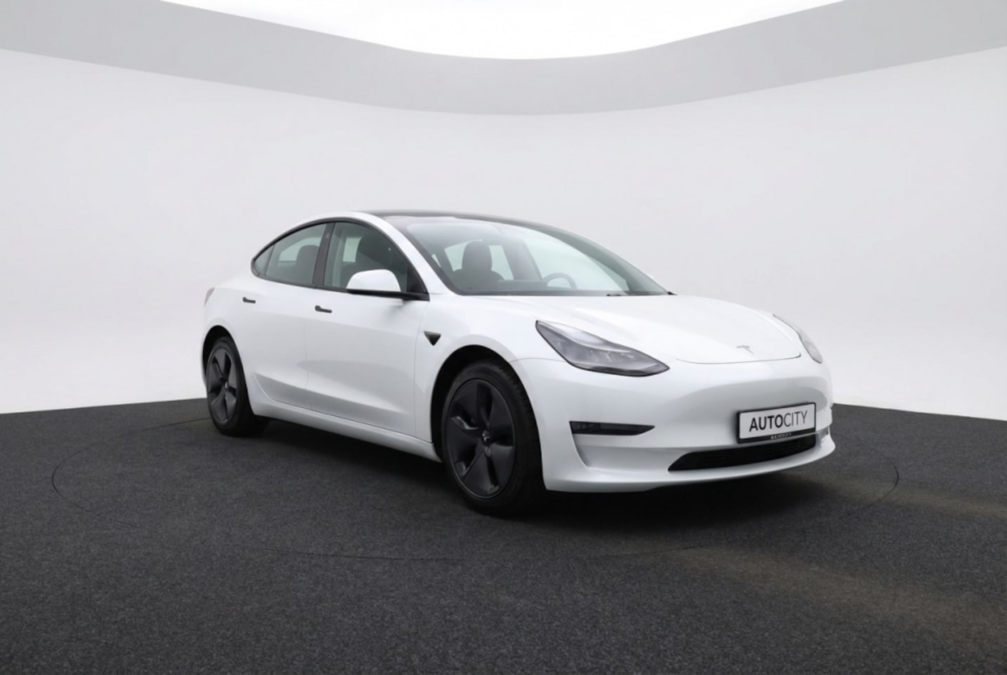 Tesla Model 3 - Standard Range Plus RWD 60 kWh AMD Ryzen l Pano l Warmtepomp - AutoWereld.nl