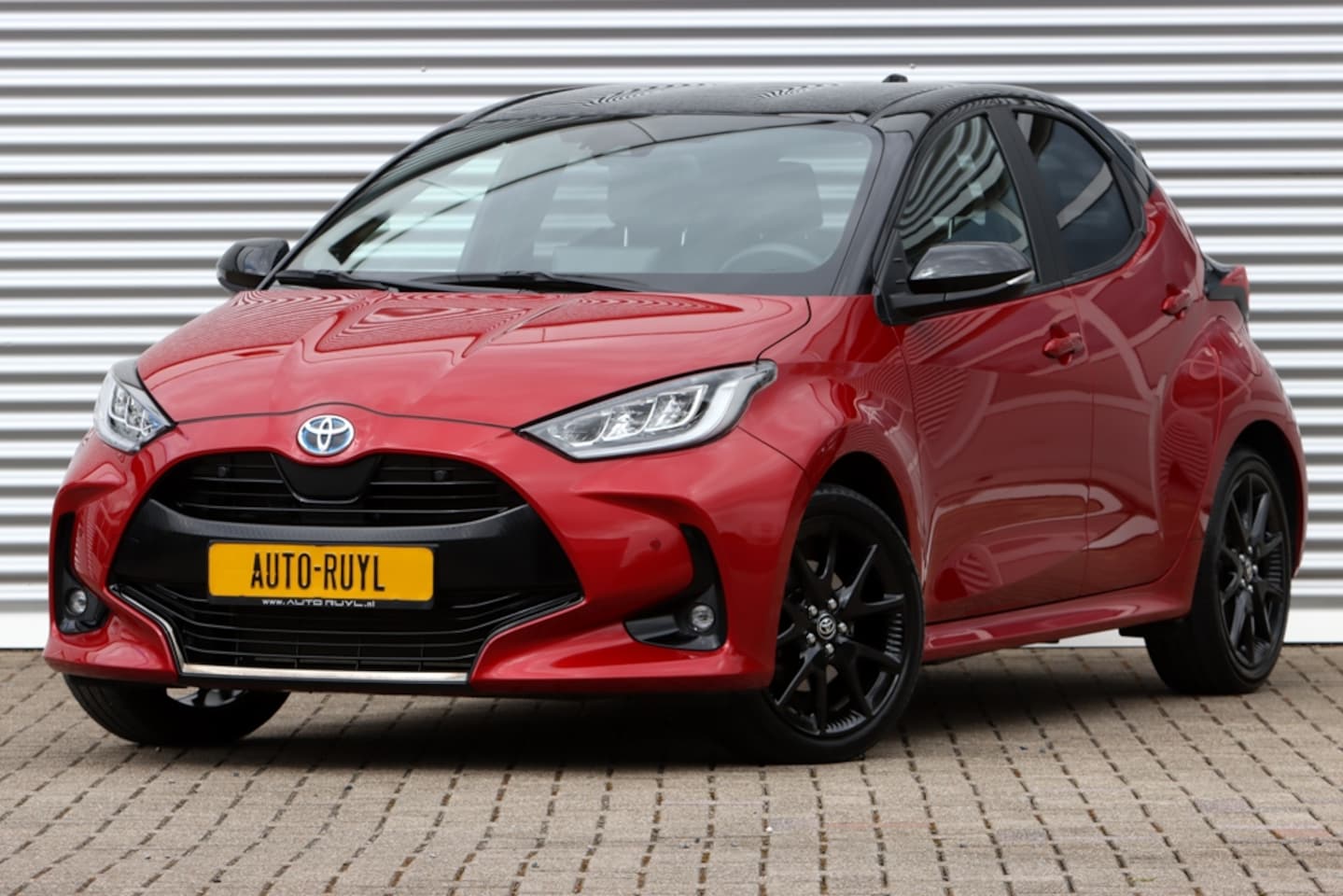 Toyota Yaris - 1.5 Hybrid Executive Bi-Tone JBL / HUD - AutoWereld.nl