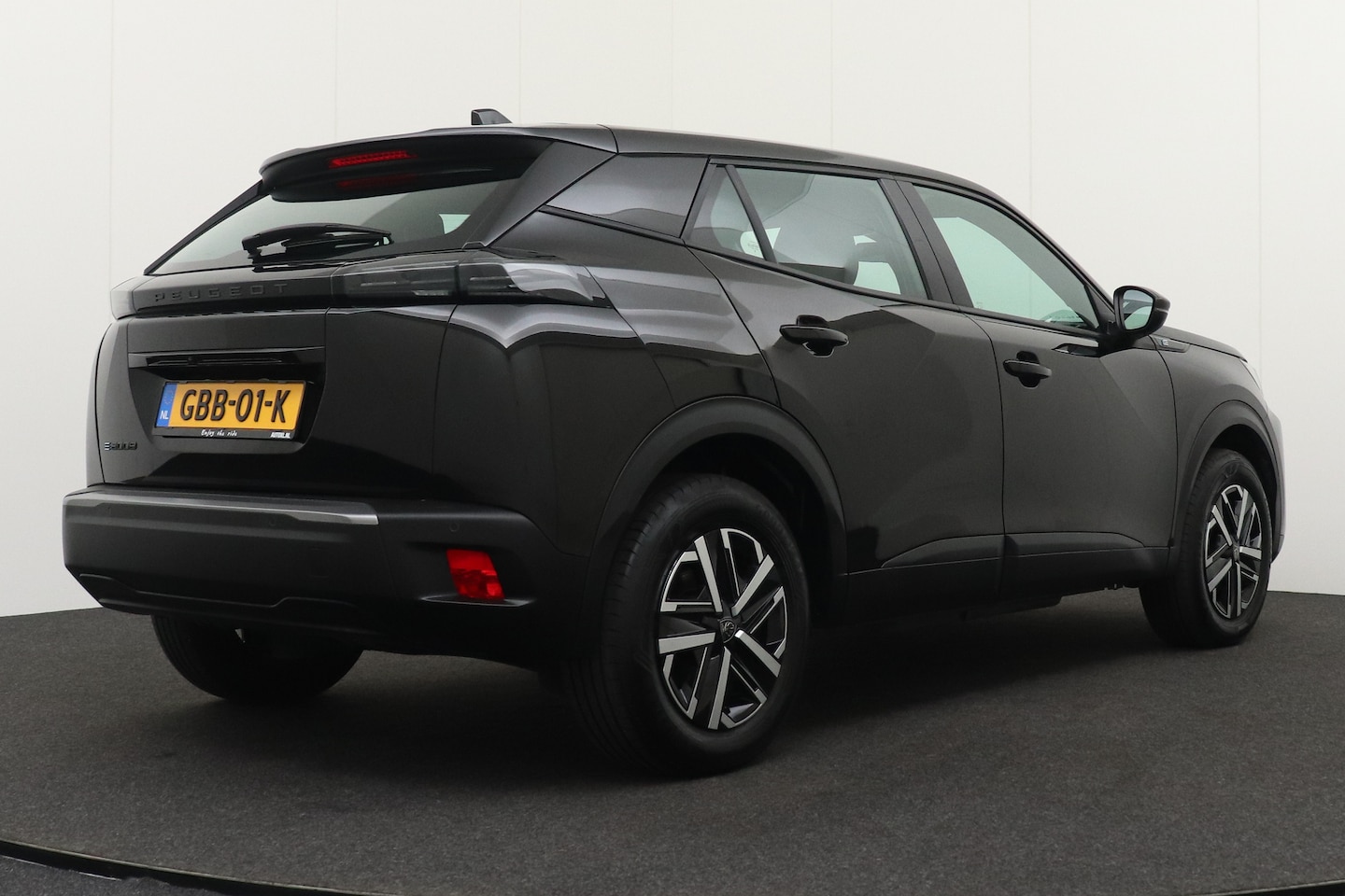 Peugeot e-2008 - EV 50 kWh Black Line Warmtepomp Camera Navi LED - AutoWereld.nl