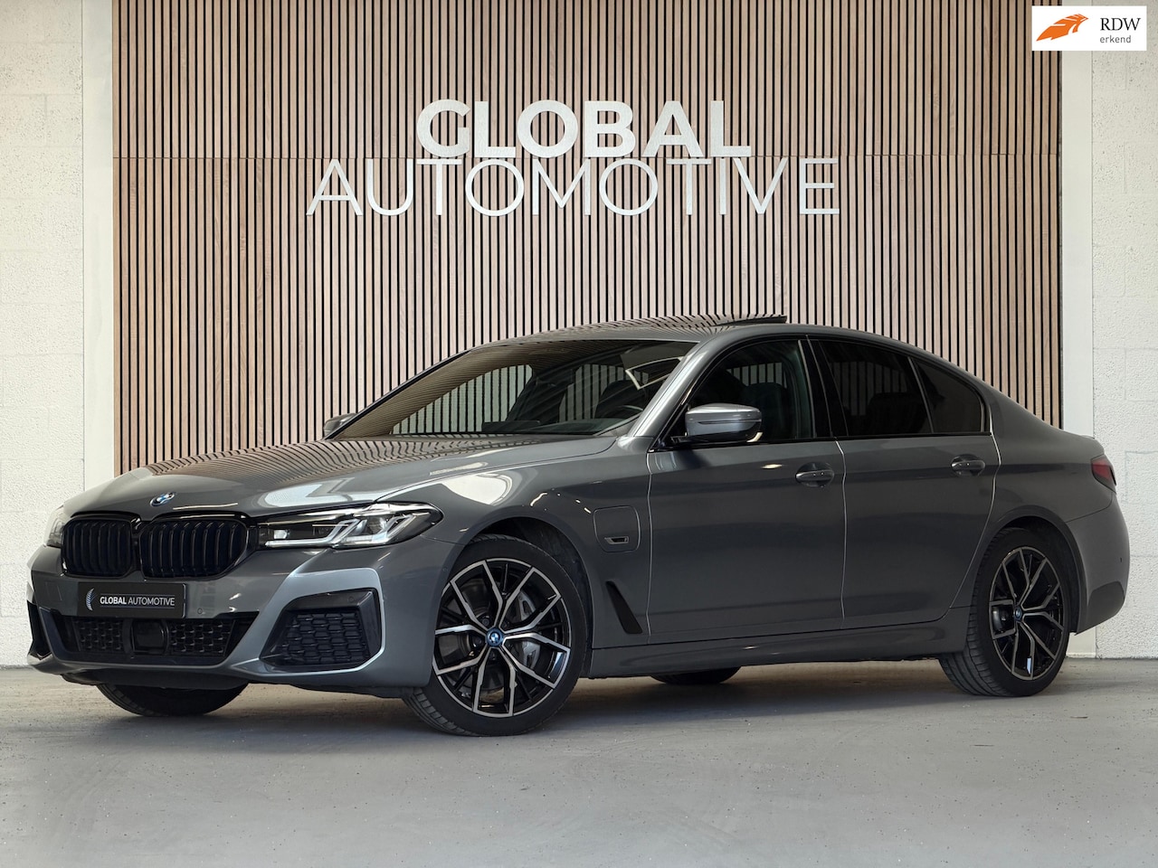 BMW 5-serie - 545e xDrive High Executive - M PAKKET - 19'' - SCHUIFDAK - AutoWereld.nl