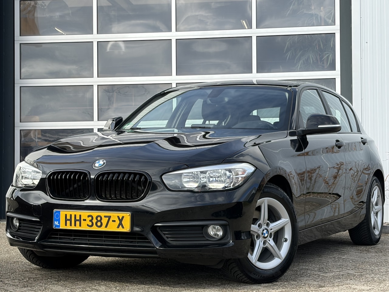 BMW 1-serie - 116i Essential 110pk | Bluetooth | Cruise control | Navigatiesysteem | Parkeersensor achte - AutoWereld.nl
