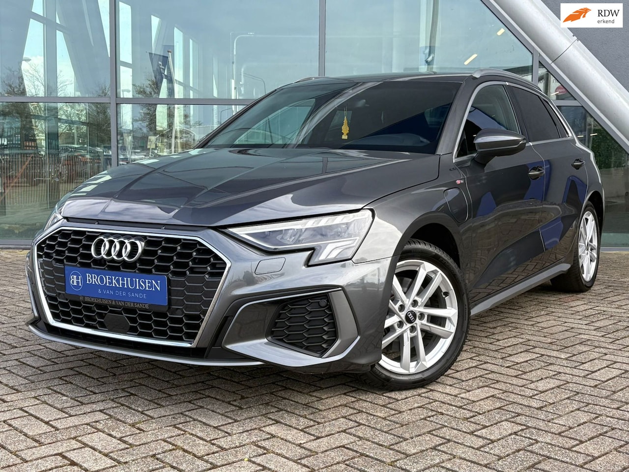 Audi A3 Sportback - 40 TFSIe Plug in Hybride S-Line 204pk Automaat / Stoelverwarming / Adaptive Cruise - AutoWereld.nl
