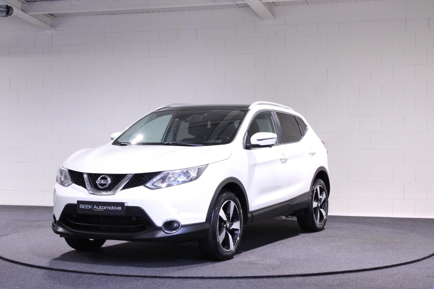 Nissan Qashqai - 1.2 N-Connecta | Panoramadak | Trekhaak - AutoWereld.nl