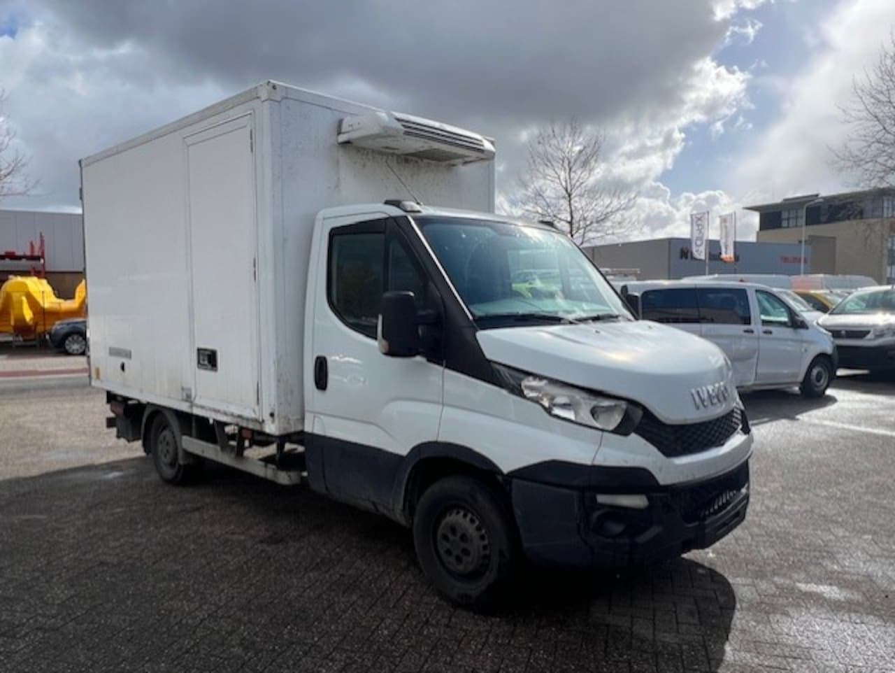 Iveco Daily - 35S13 2.3 KUHLKOFFER THERMOKING KOELING LAADKLEP LBW - AutoWereld.nl