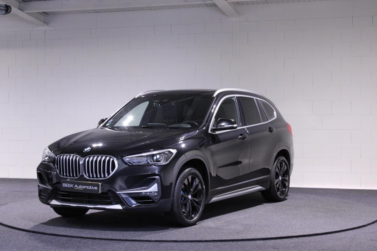 BMW X1 - sDrive20i VDL Nedcar Edition | Panoramadak | H/K | Stoelverwarming - AutoWereld.nl