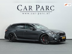 BMW 5-serie Touring - M5 950+PK BTW/AKRAPOVIC OPF DELETED/CARBON M-PERFORMANCE/EVENTURI/22” VOSSEN/B&W/PANO/HUD/