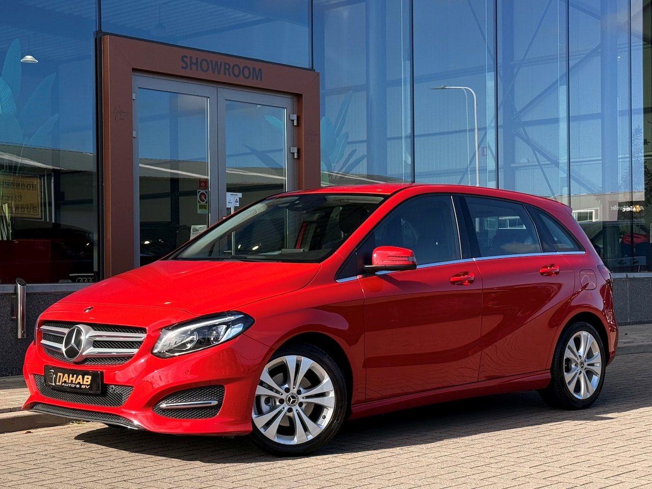 Mercedes-Benz B-klasse - B180 | Navi | Half leder | Stoelverwarming | Trekhaak | Sfeerverlichting - AutoWereld.nl