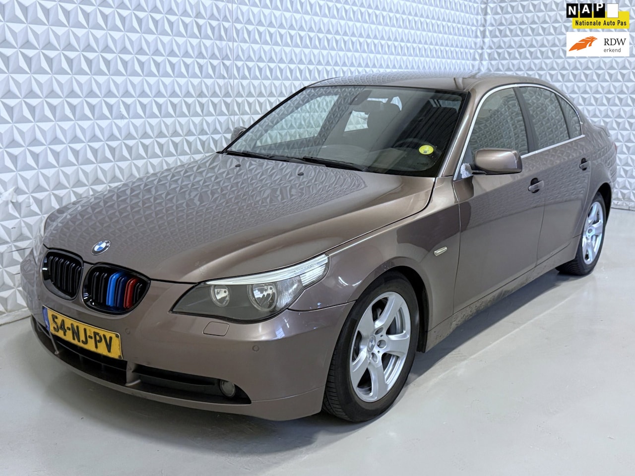 BMW 5-serie - 520i Executive 6-cilinder Sedan / AUTOMAAT (2003) - AutoWereld.nl