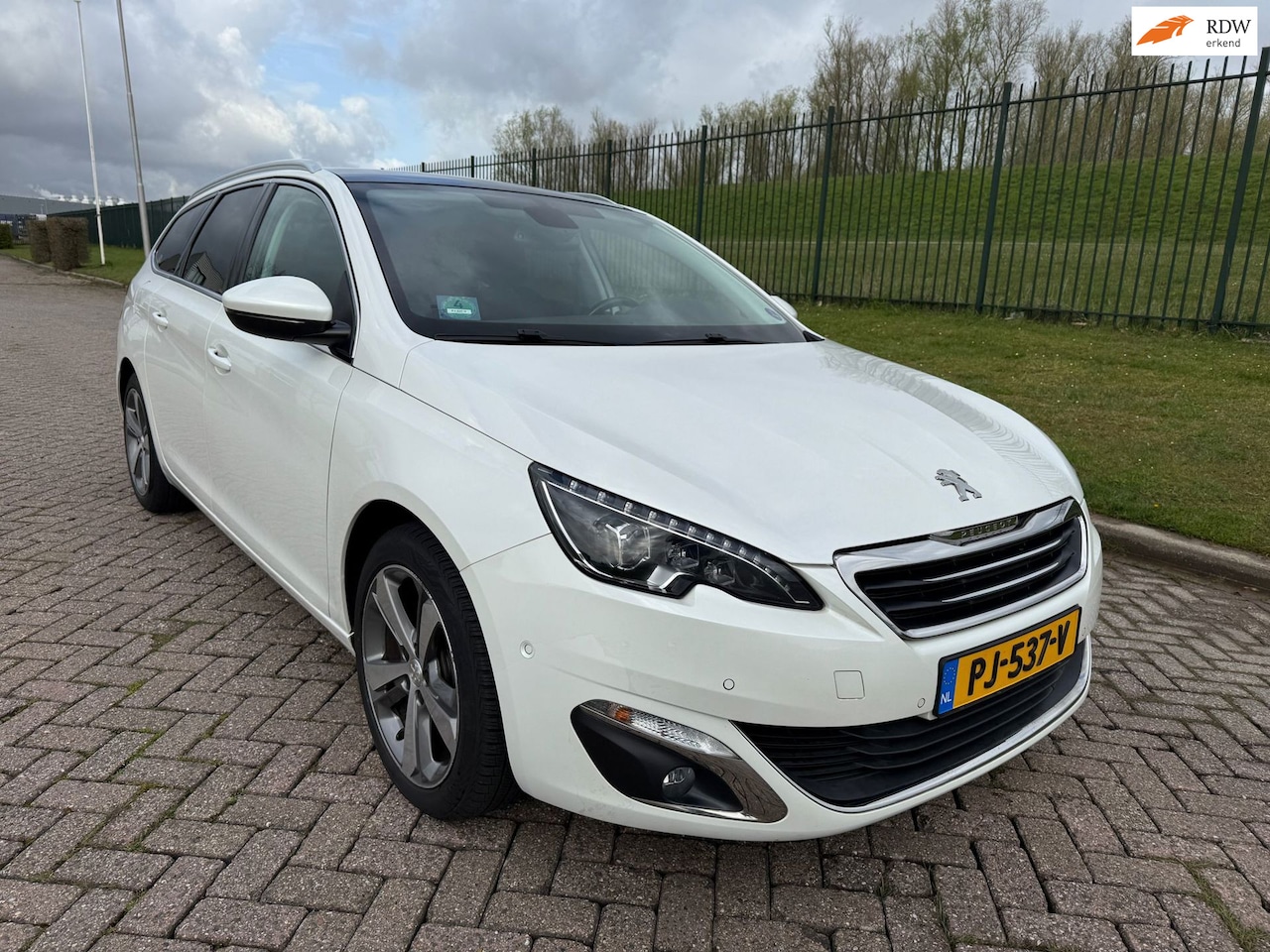 Peugeot 308 SW - 1.2 PureTech Blue Lease Premium 1.2 PureTech Blue Lease Premium - AutoWereld.nl