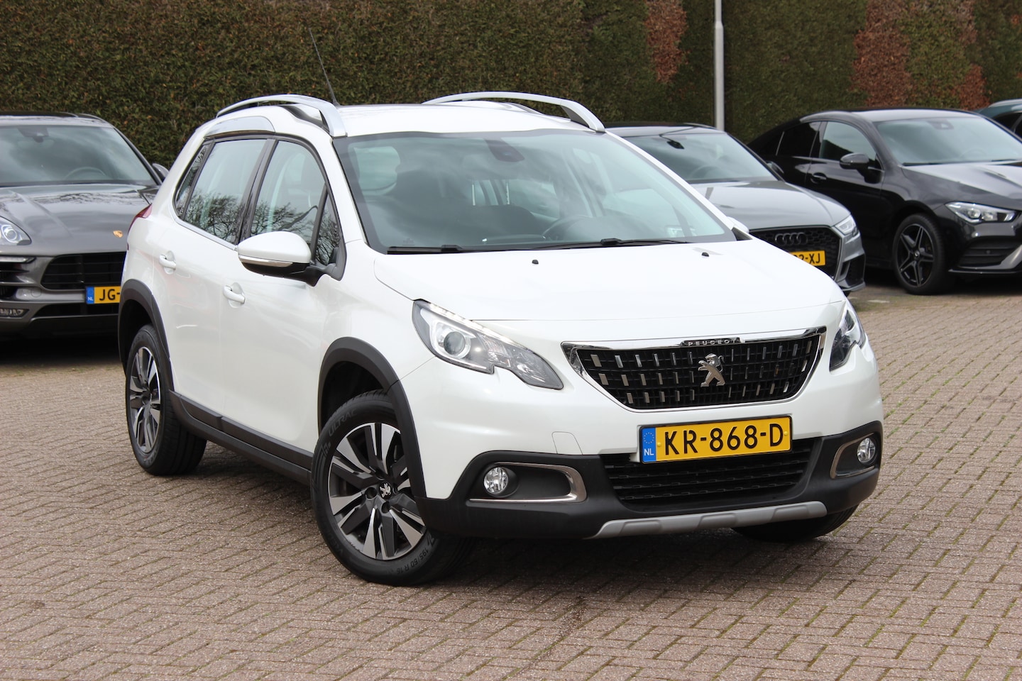 Peugeot 2008 - 1.2 PureTech Allure 110pk / Nieuwe distr.riem!! / Trekhaak / Navigatie / Half leder / 16'' - AutoWereld.nl