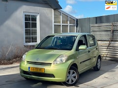 Daihatsu Sirion 2 - 1.0-12V Trend | Nieuwe APK | Airco | El. Ramen | Recente onderhoud | Rijdt en schakelt lek