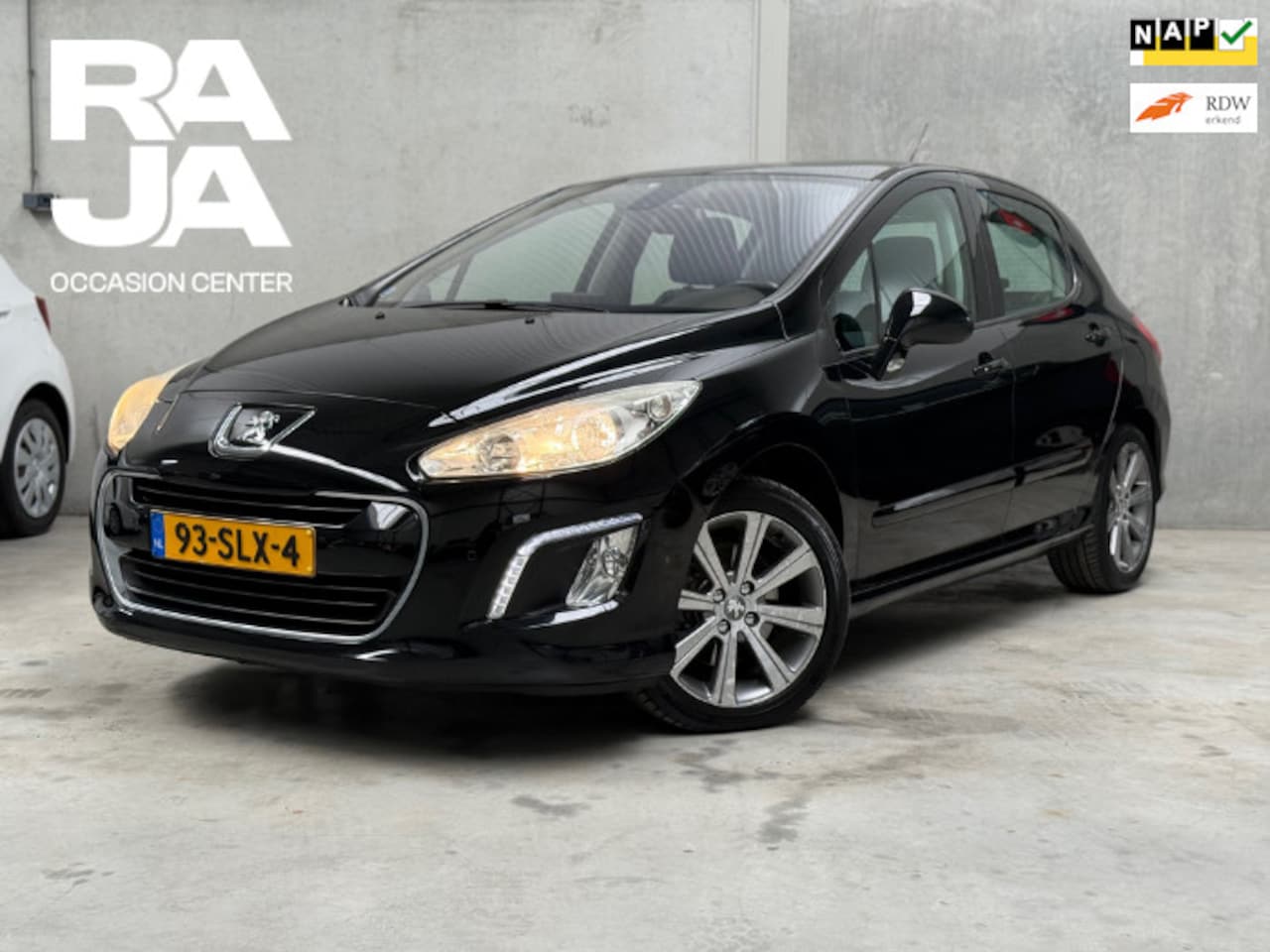 Peugeot 308 - 1.6 THP Allure CLIMA NAVI TREKHAAK PANO LEDER DEALERONDERHOUDEN - AutoWereld.nl