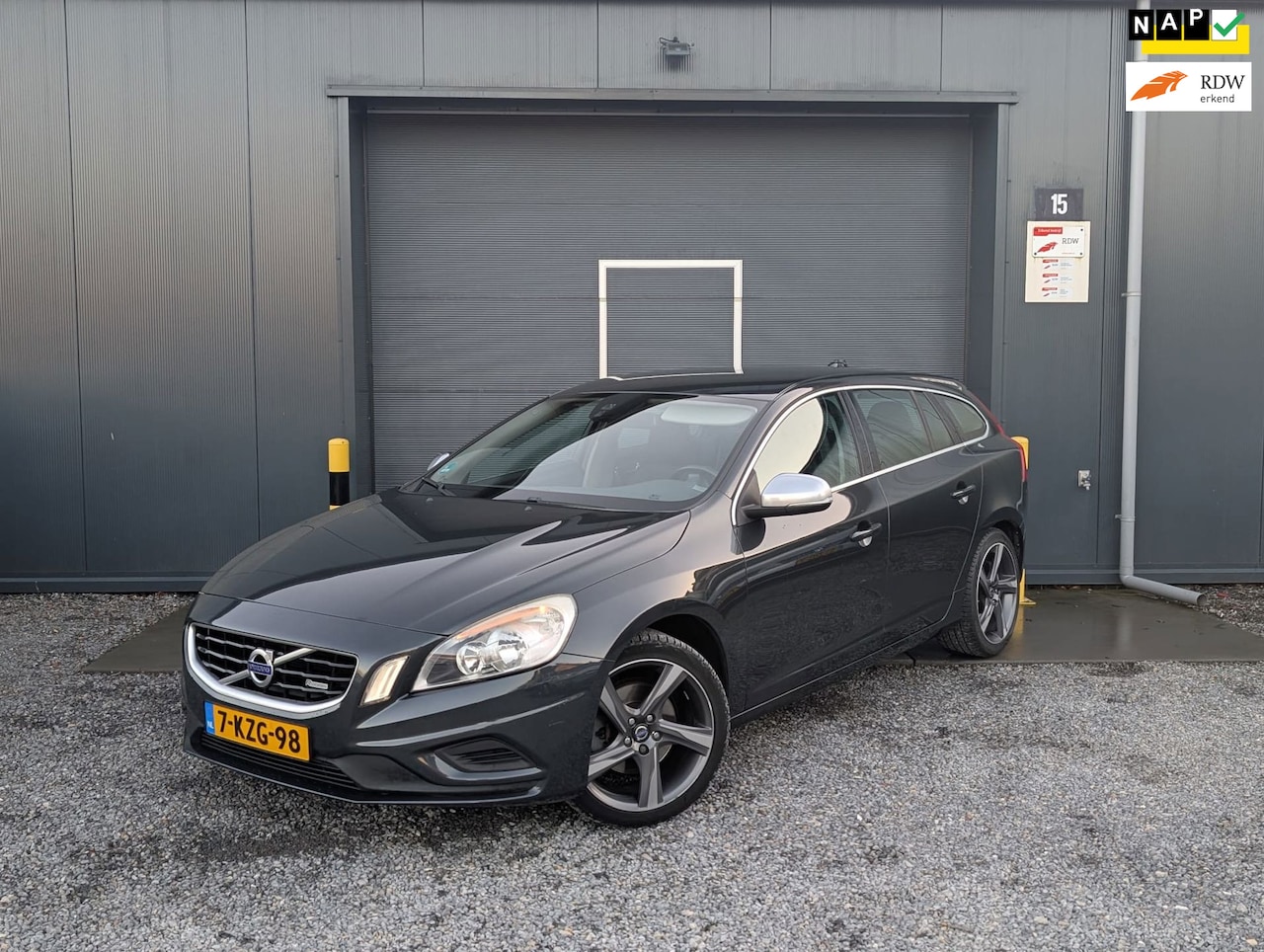 Volvo V60 - 1.6 T3 R-Design 1.6 T3 R-Design, NAP, AIRCO, AUTOMAAT - AutoWereld.nl