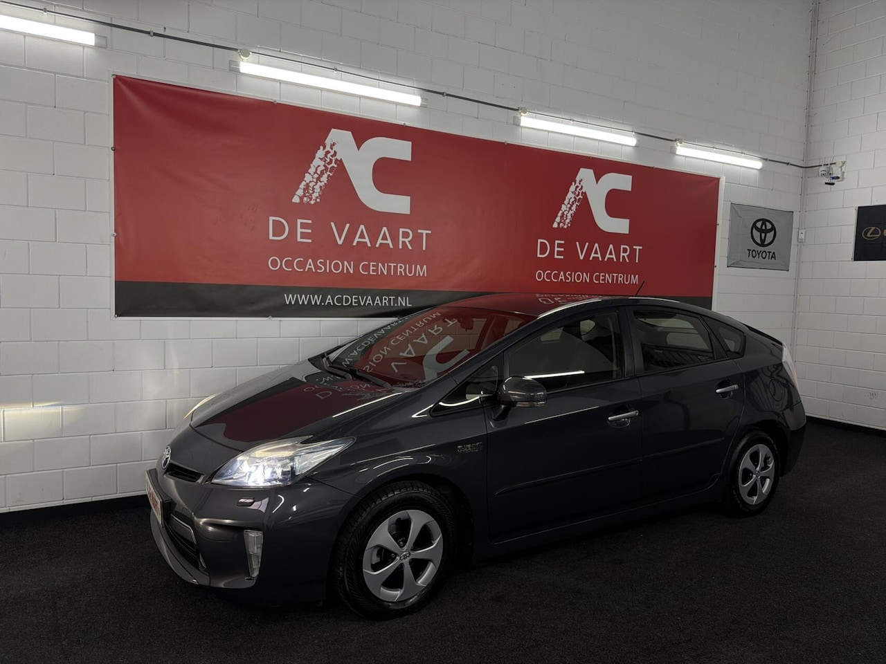 Toyota Prius - 1.8 Plug-in Dynamic Business - NAVI/LED/CAM/NAP - AutoWereld.nl