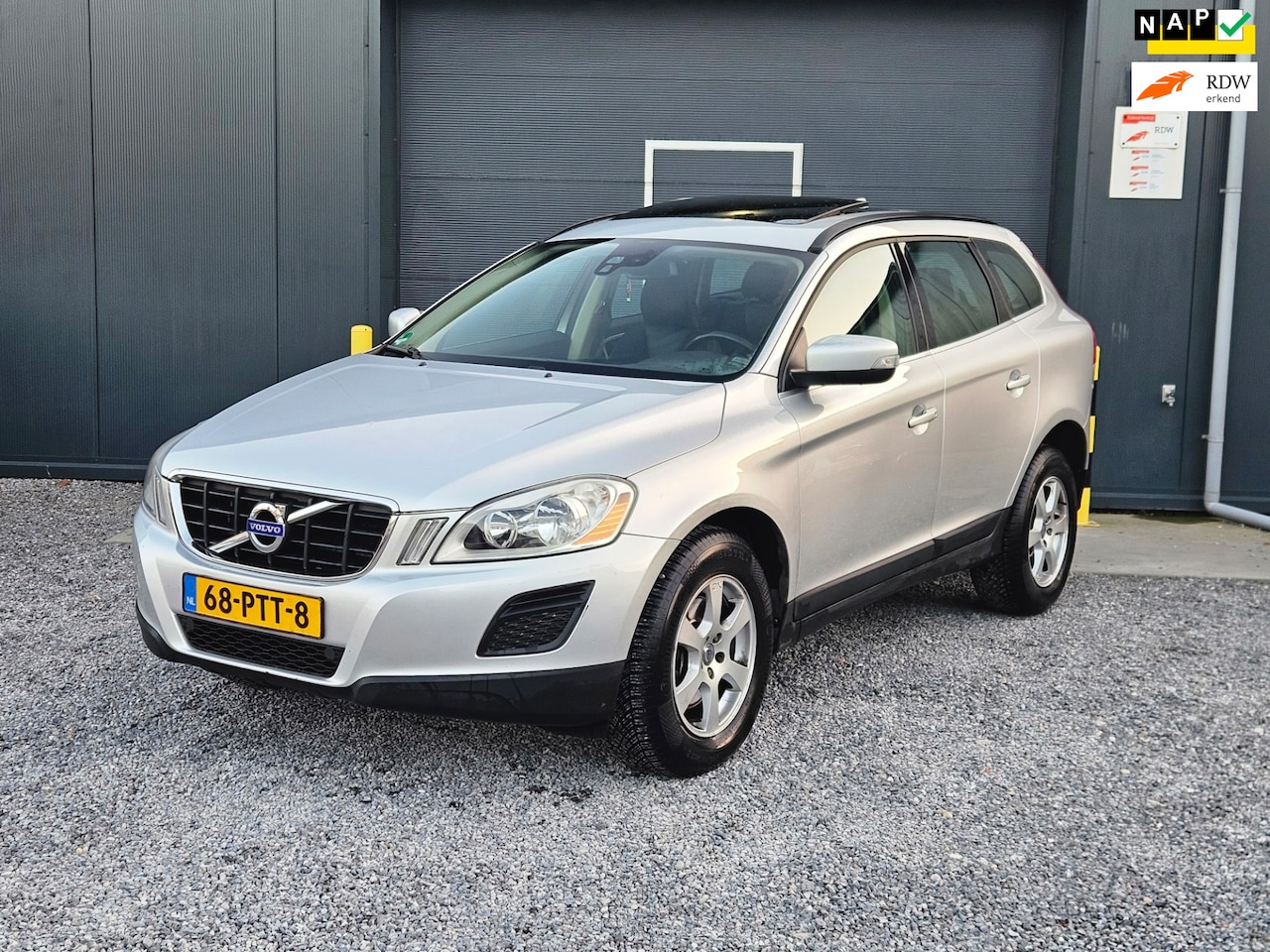 Volvo XC60 - 2.0T Momentum boekjes compleet zeer nette staat - AutoWereld.nl