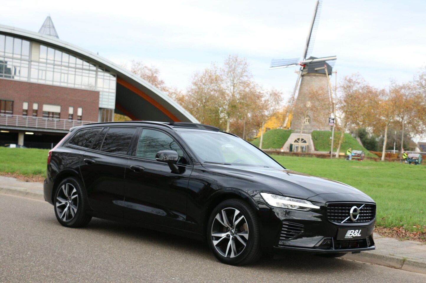 Volvo V60 - 2.0 T8 Ultra Dark Plug-in Hybrid Long Range AWD R-Line 455Pk Aut Full Options Pano 1e eige - AutoWereld.nl