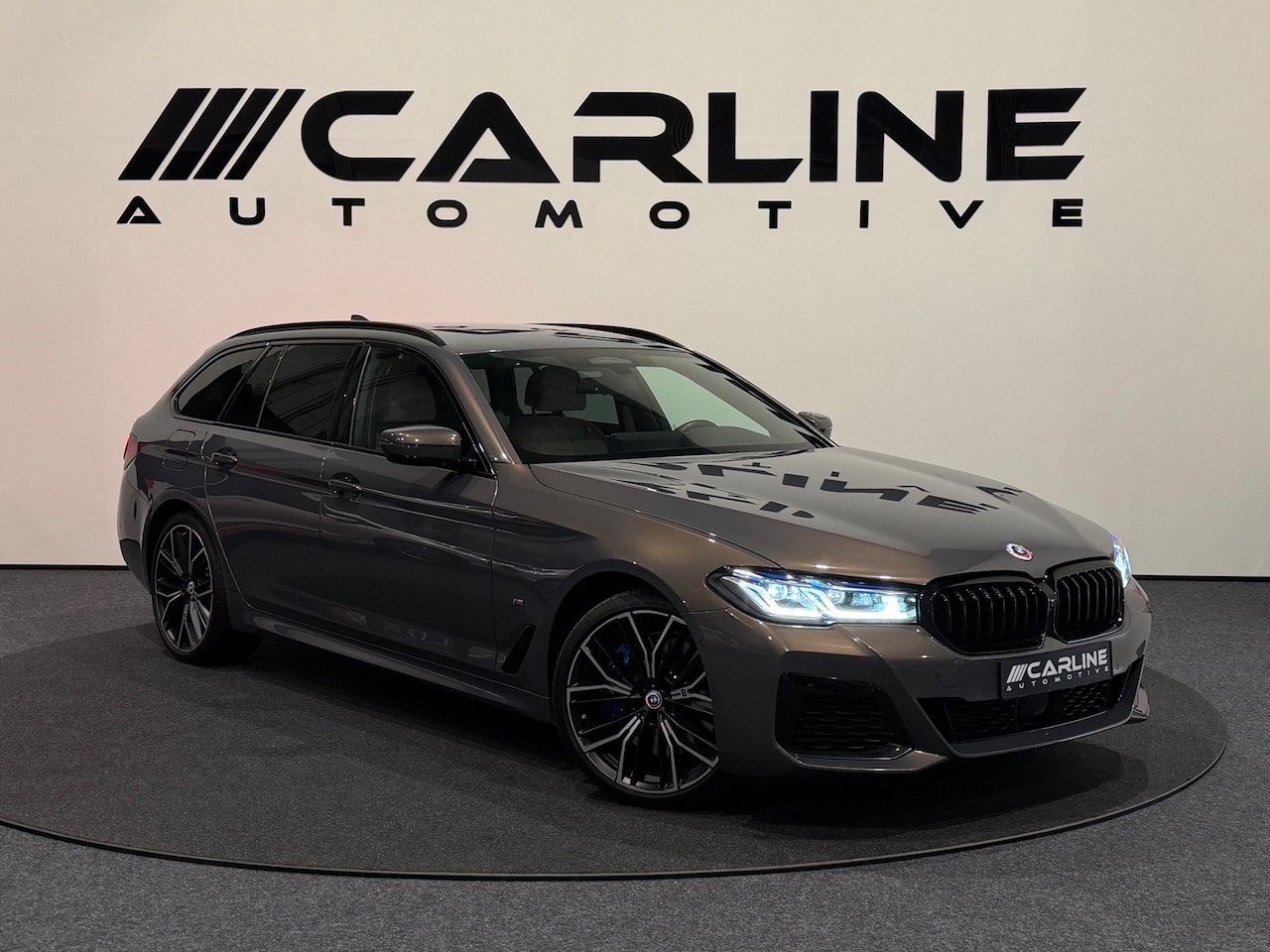 BMW 5-serie Touring - 530d xDrive High Executive M-SPORT VIRTUAL SFEERVER. 360 ACC MASSAGE MEMORY BOMVOL NAP GAR - AutoWereld.nl