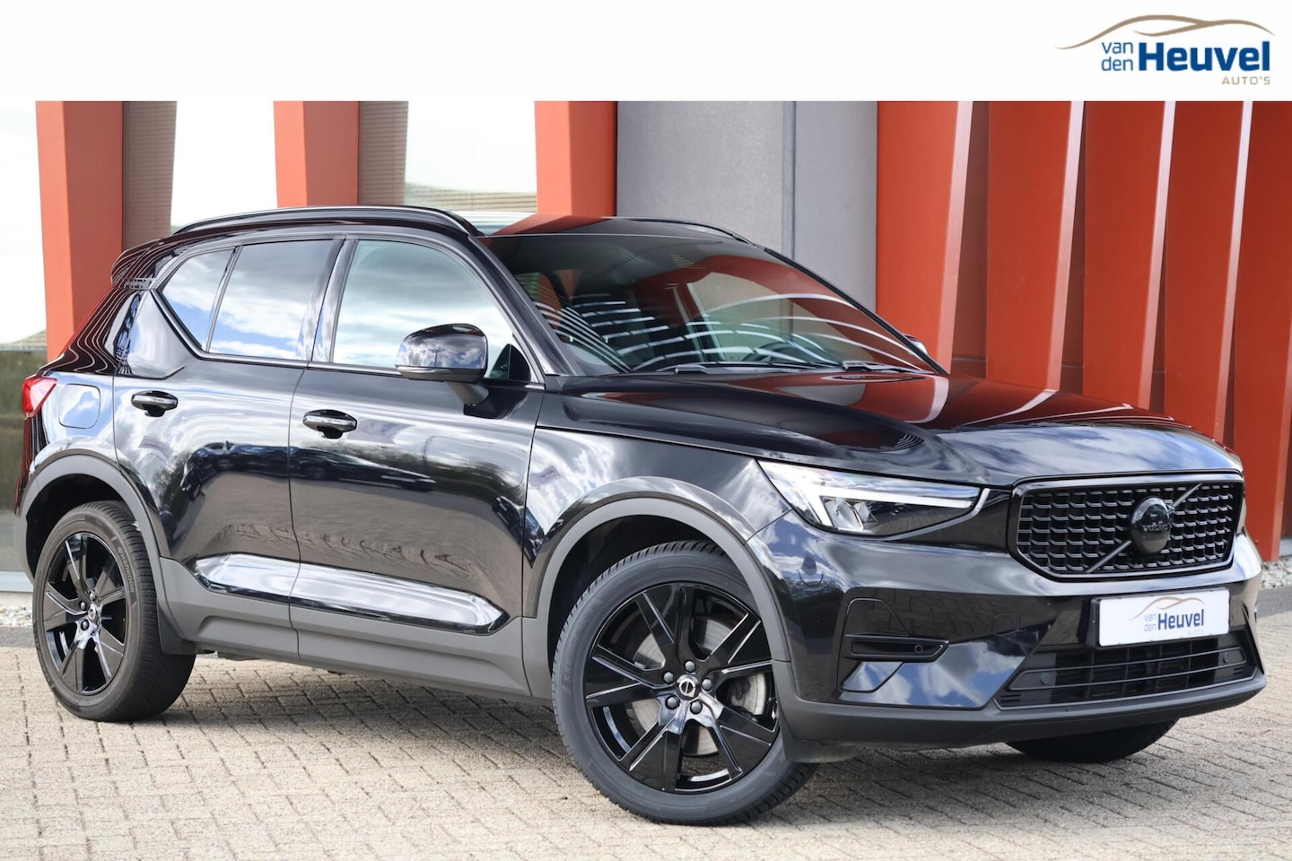 Volvo XC40 - T4 Recharge Plus Dark | Stoelverwarming | Trekhaak | Parkeercamera | H/K | Keyless - AutoWereld.nl