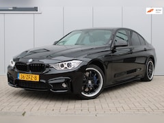 BMW 3-serie - 320i M-PACK I AKRAPOVIC I DIGITAAL DASH I LEDER I NAVI I LED I KEYLESS START I