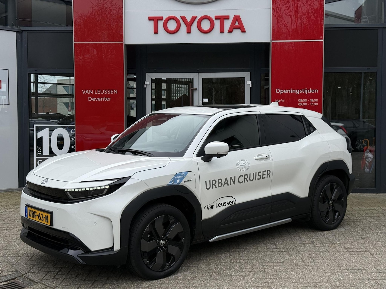 Toyota Urban Cruiser - Executive 61 kWh JBL AUDIO PANORAMADAK 360 GRADEN CAMERA - AutoWereld.nl