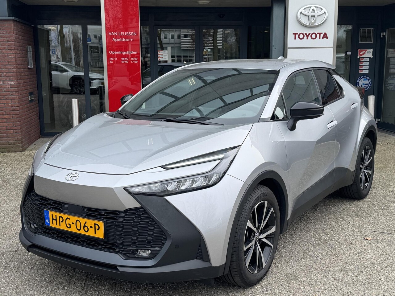 Toyota C-HR - 1.8 Hybrid 140 Dynamic NL-AUTO BLIND SPOT KEYLESS PARK-SENSOREN APPLE/ANDROID 18'' LM-VELG - AutoWereld.nl