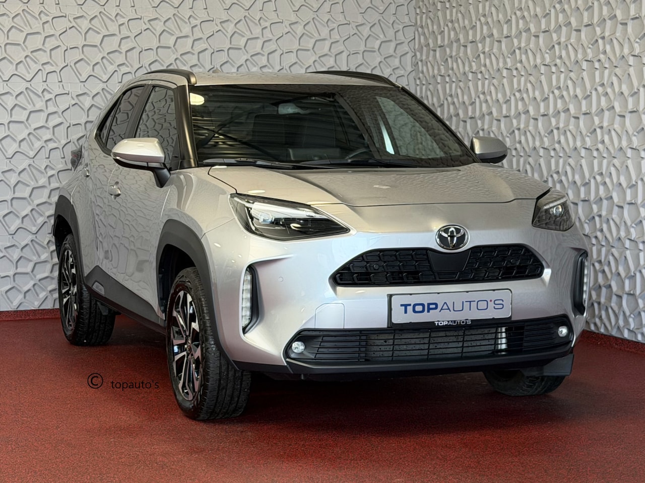 Toyota Yaris Cross - 1.5 HYBRID DYNAMIC STOEL/STUUR VERW. 17''LMV P.SENSOR V+A KEYLESS CAMERA LED ZWARTE HEMEL - AutoWereld.nl