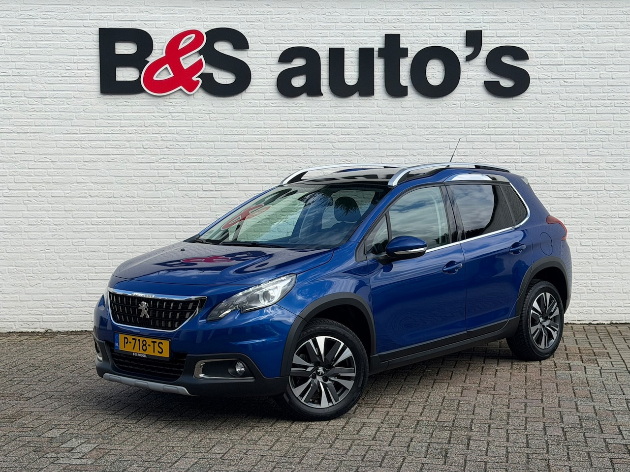 Peugeot 2008 - 1.2 PureTech Camera Cruise Stoelverwarming Carplay Panorama Trekhaak Navigatie - AutoWereld.nl