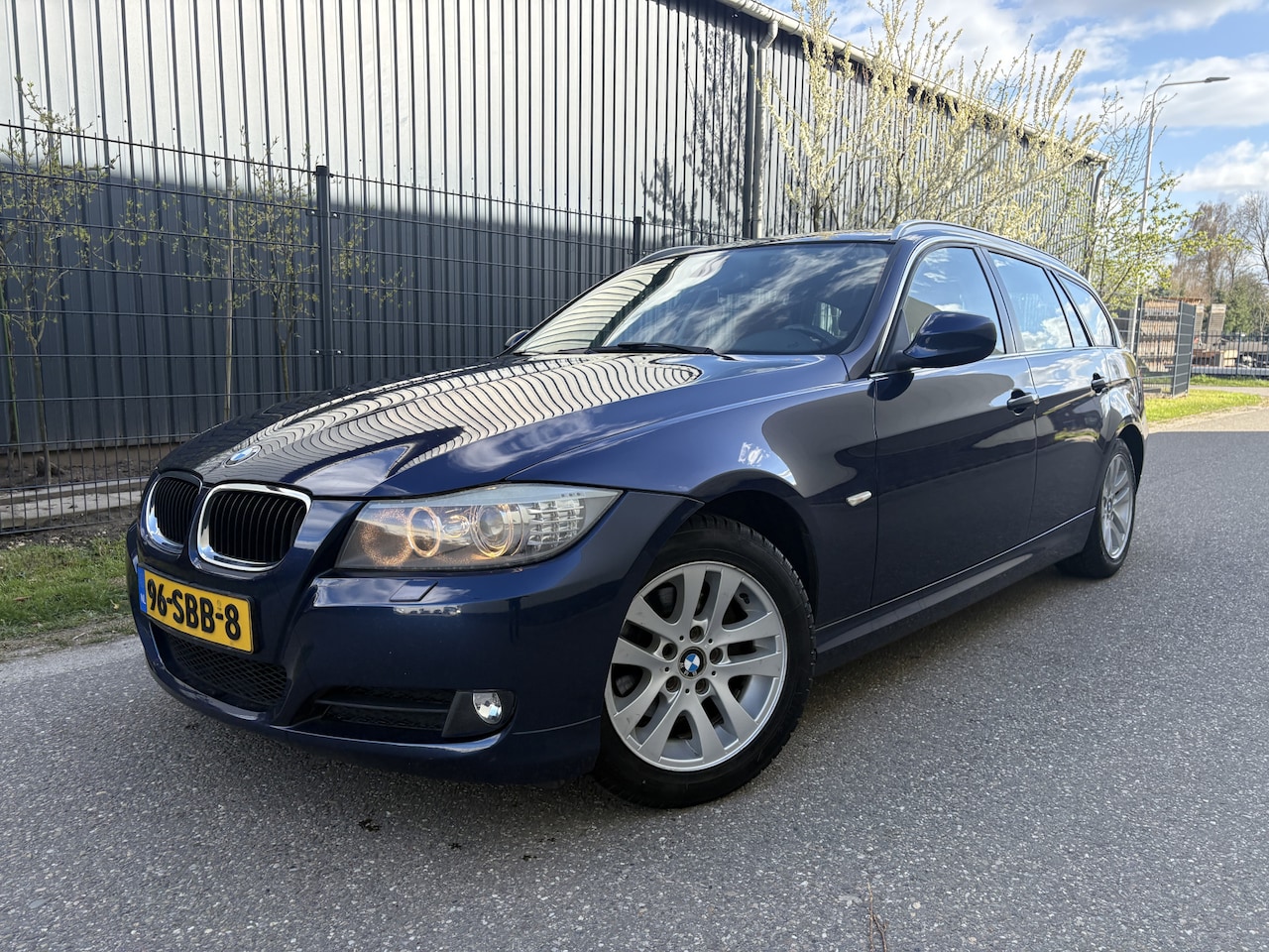 BMW 3-serie Touring - 318i Corporate Lease Luxury Line / NAVI / CRUISE / LEER / AIRCO - AutoWereld.nl