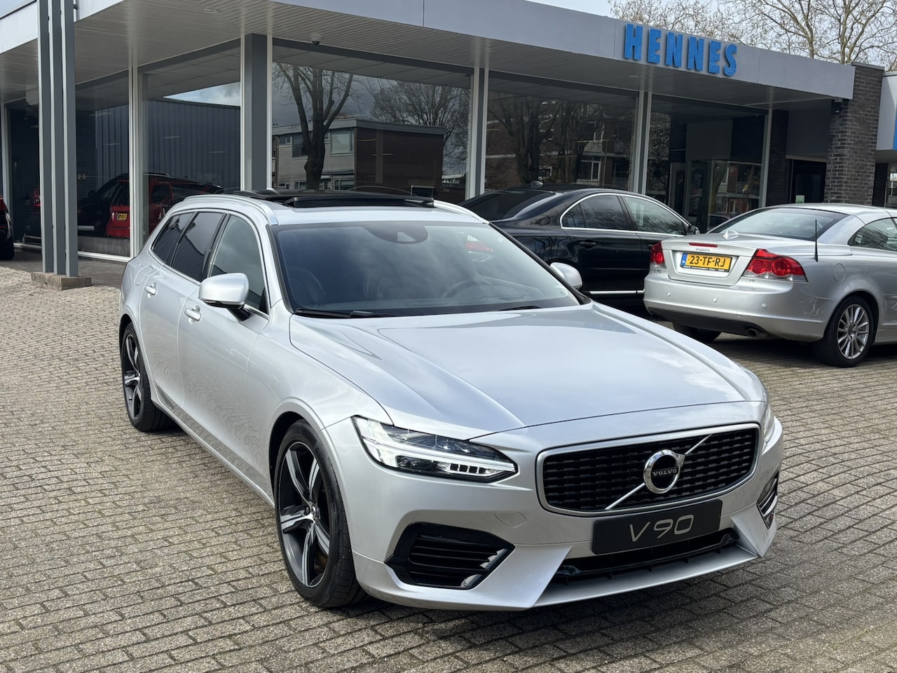 Volvo V90 - 2.0 T8 408pk AWD R-Design Pano HeadUp keyless - AutoWereld.nl
