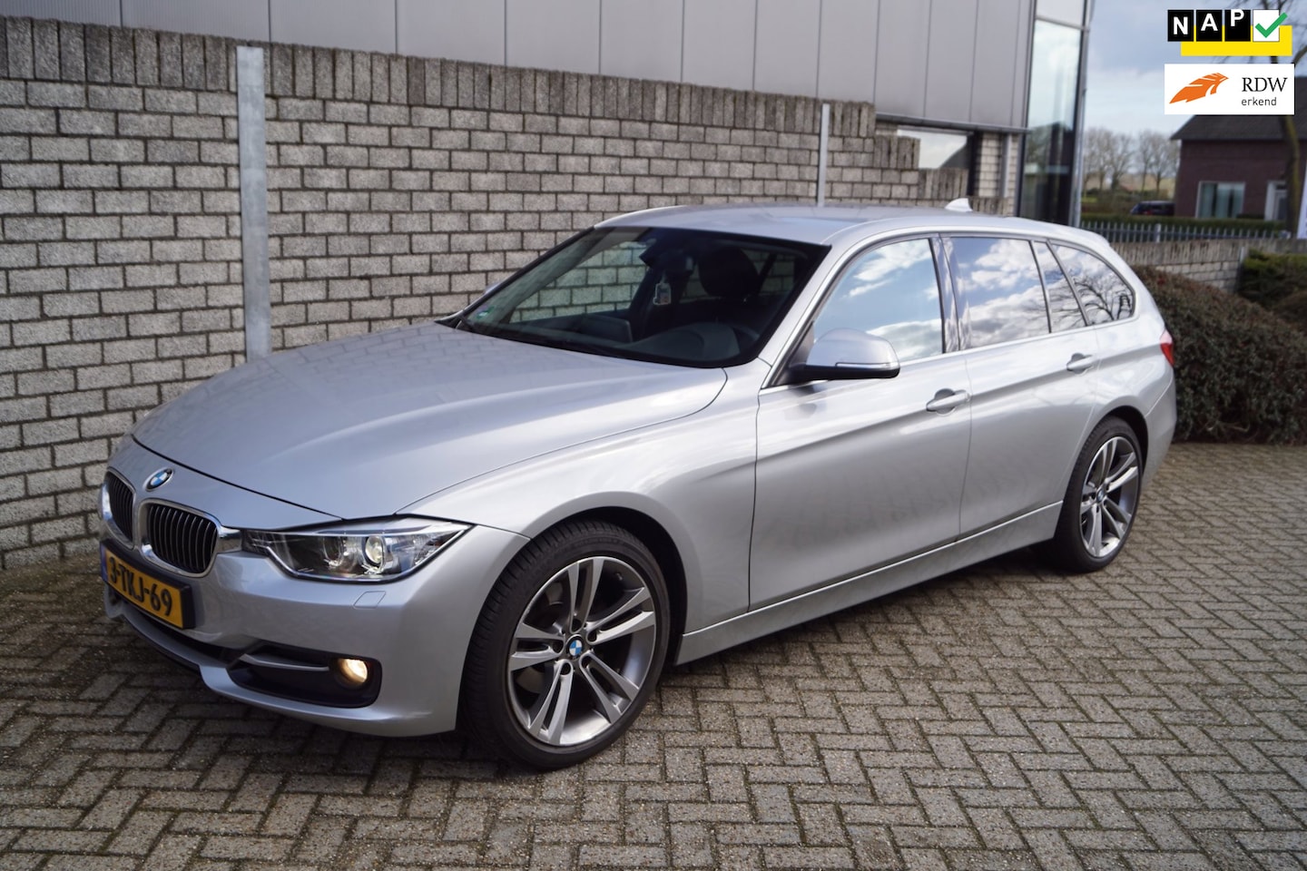 BMW 3-serie Touring - 316i Executive Sport Line Autom Navi Xenon Sportst Apple Carplay Clima Cruise PDC LMV 18 T - AutoWereld.nl