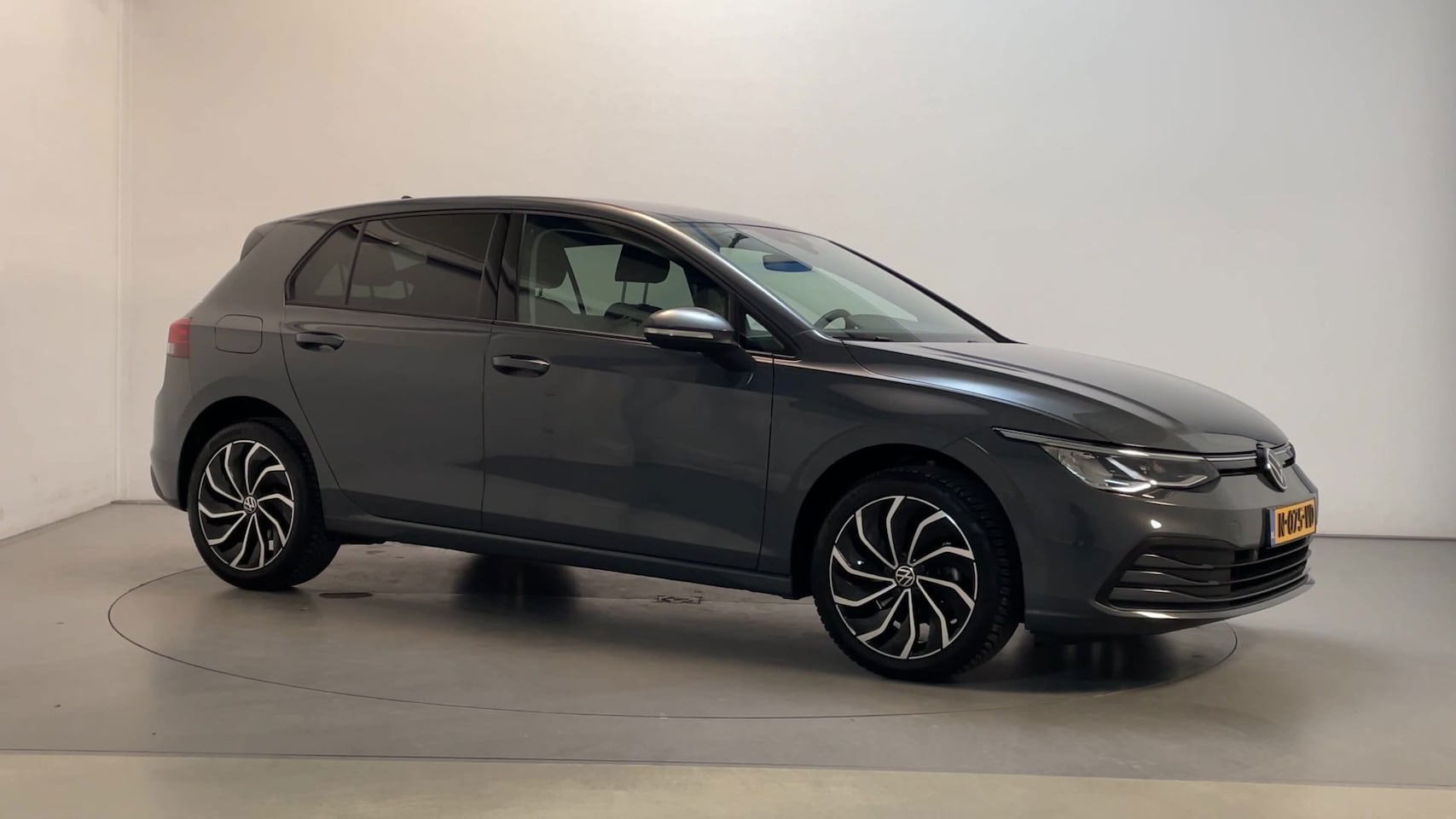 Volkswagen Golf - 1.0 TSI 110pk Life Navigatie Sfeerverlichting Climate Control - AutoWereld.nl