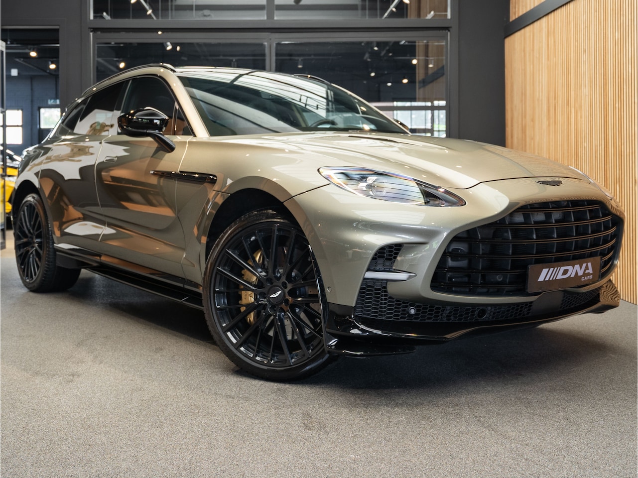 Aston Martin DBX - V8 707 Keramisch Stoelventilatie 4.0 V8 707 Trekhaak Sportuitlaat Pano - AutoWereld.nl