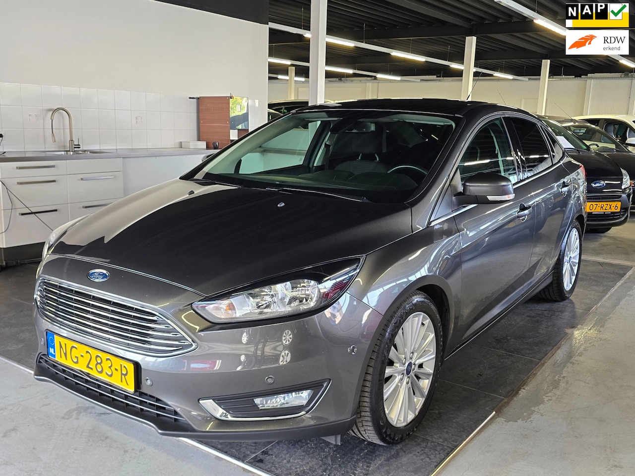 Ford Focus - 1.5 Titanium/AUTOMAAT/NAVI/CRUISE/N.A.P/AIRCO/ - AutoWereld.nl