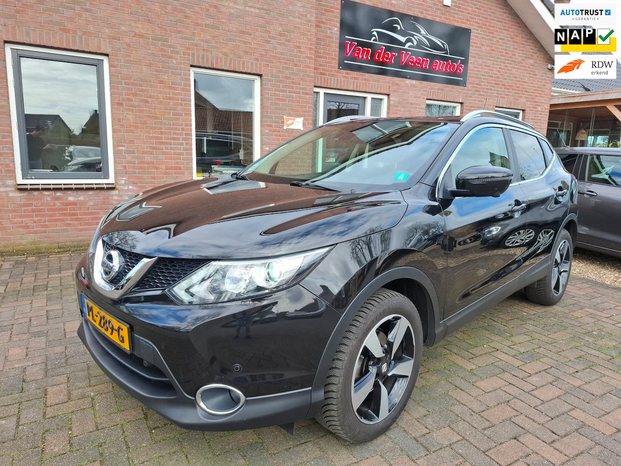 Nissan Qashqai - 1.2 N-Connecta. Goed onderhouden en luxe. O.a. navi, pano, cruise, 360 camera, trekhaak. B - AutoWereld.nl