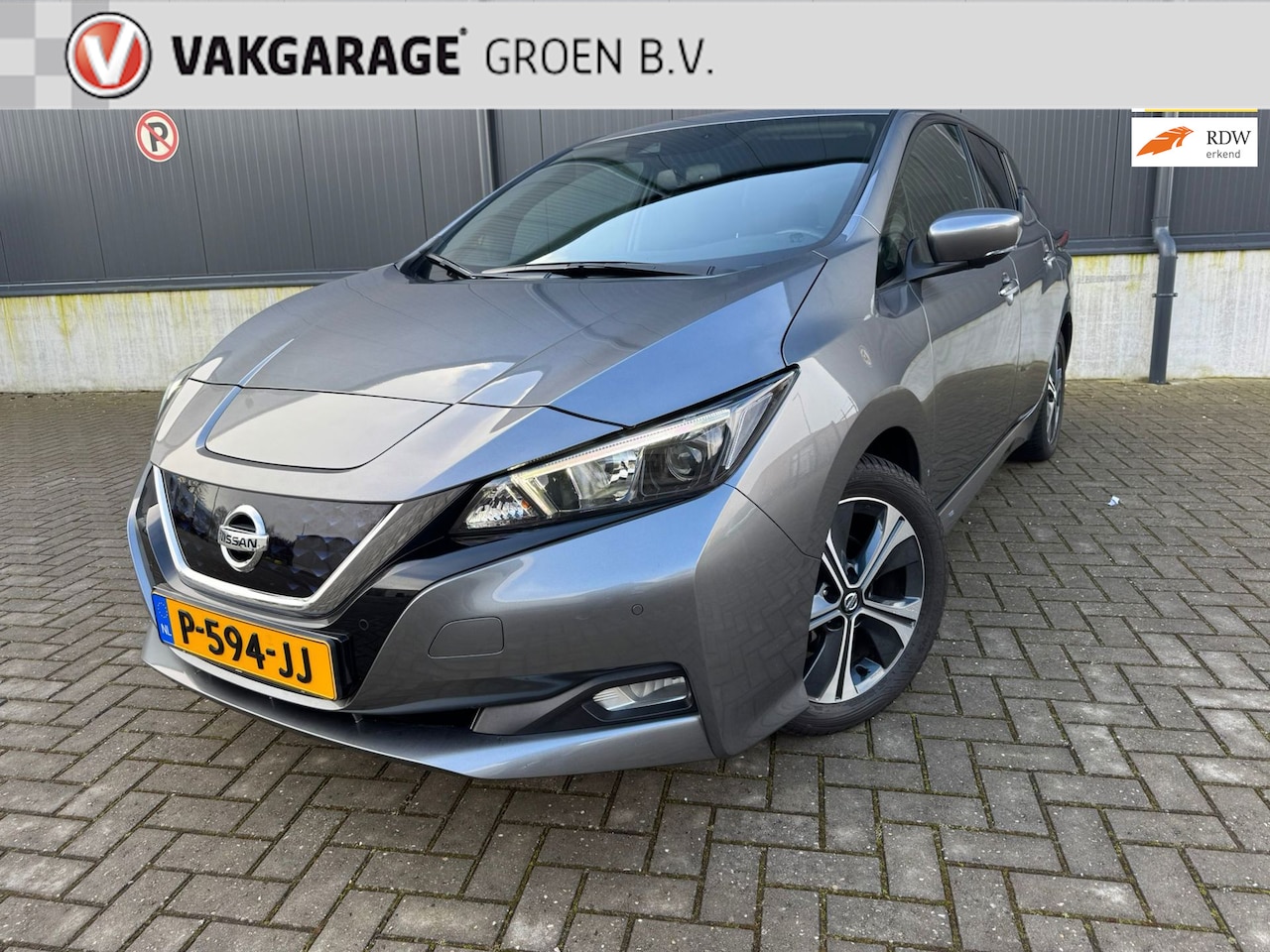 Nissan LEAF - N-Connecta 40 kWh / navi / cruise / 360 camera / stoel/stuur a.bank verw. keyless ! - AutoWereld.nl