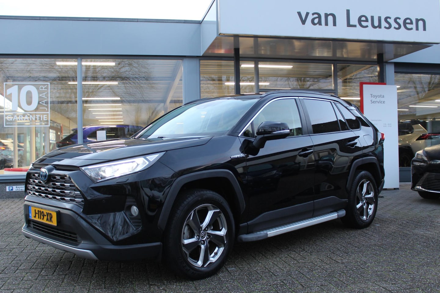 Toyota RAV4 - 2.5 Hybrid DYNAMIC TREKHAAK STOEL/STUUR/RUITENWISSER VERW. TREEPLANKEN NAVI LED APPLE/ANDR - AutoWereld.nl