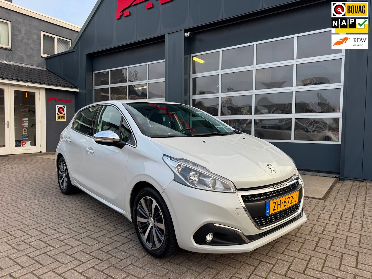 Peugeot 208 - 1.2 PureTech Allure / Navi / Cruise / Carplay / 57000 km !. - AutoWereld.nl
