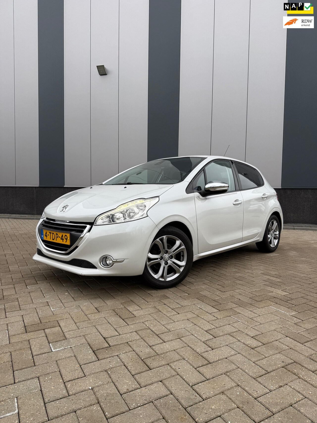 Peugeot 208 - 1.2 VTi 82pk 5Deurs 2014 NAP - AutoWereld.nl