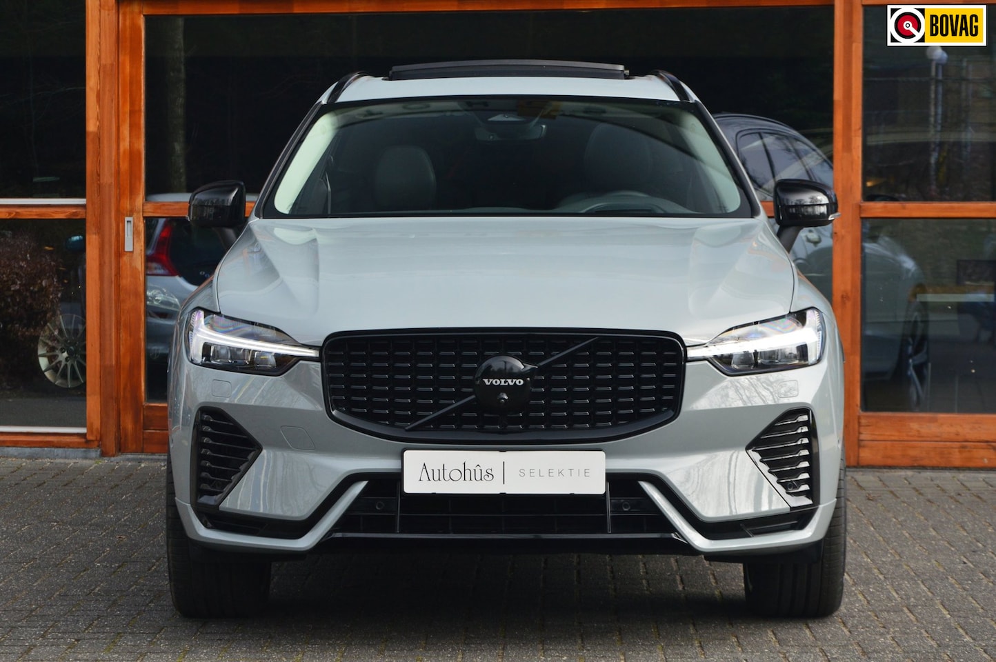 Volvo XC60 - T8 Hybride AWD Plus Dark | Head-Up Display | Trekhaak | Harman/Kardon | Panoramadak | Stoe - AutoWereld.nl