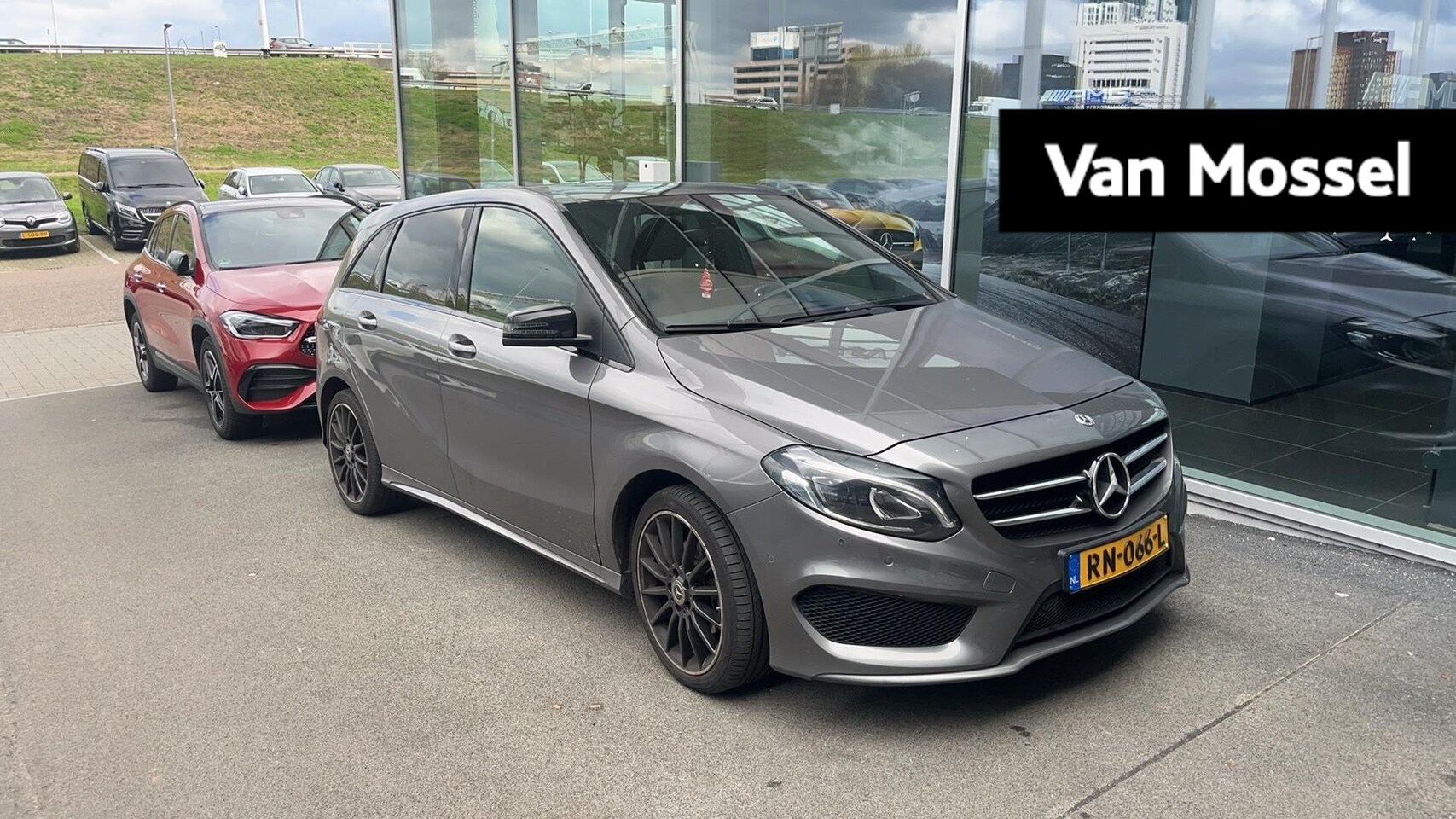 Mercedes-Benz B-klasse - 180 Ambition Automaat | AMG Line | Navi | Cruise | Panorama Dak | LED | PDC V+A | Night-pa - AutoWereld.nl