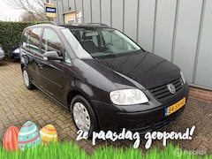 Volkswagen Touran - 1.6-16V FSI Business NAP//AIRCO//CRUISE//TREKHAAK//ELEC.RAMEN