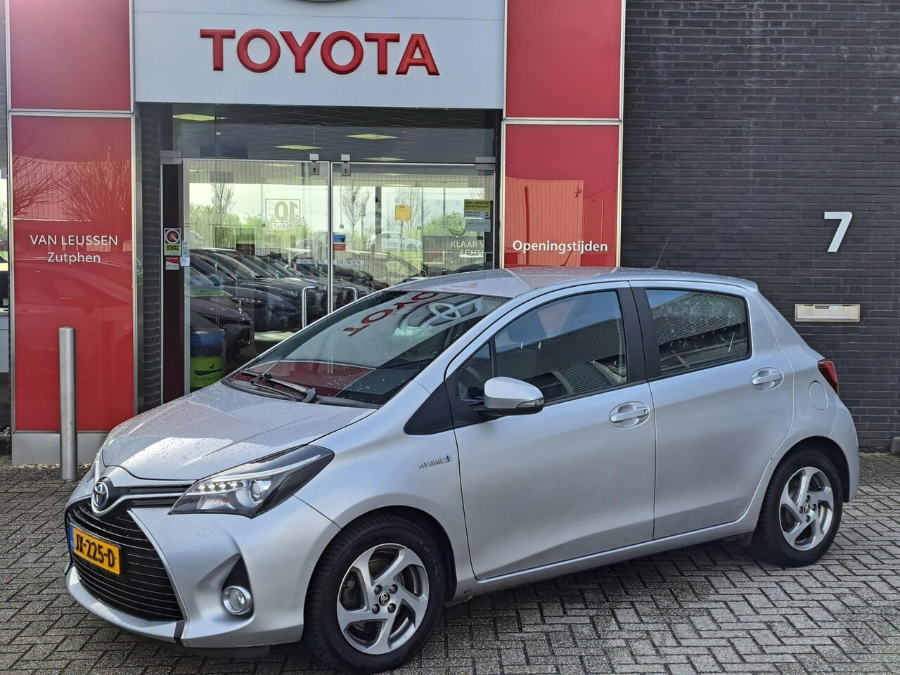 Toyota Yaris - 1.5 Hybrid Trend BOEKJES ACHTERUITRIJCAMERA AIRCO - AutoWereld.nl