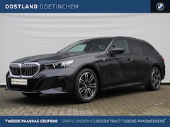 BMW 5-serie Touring - 520i M Sport Automaat / Trekhaak / Adaptieve LED / Parking Assistant / Harman-Kardon / M S
