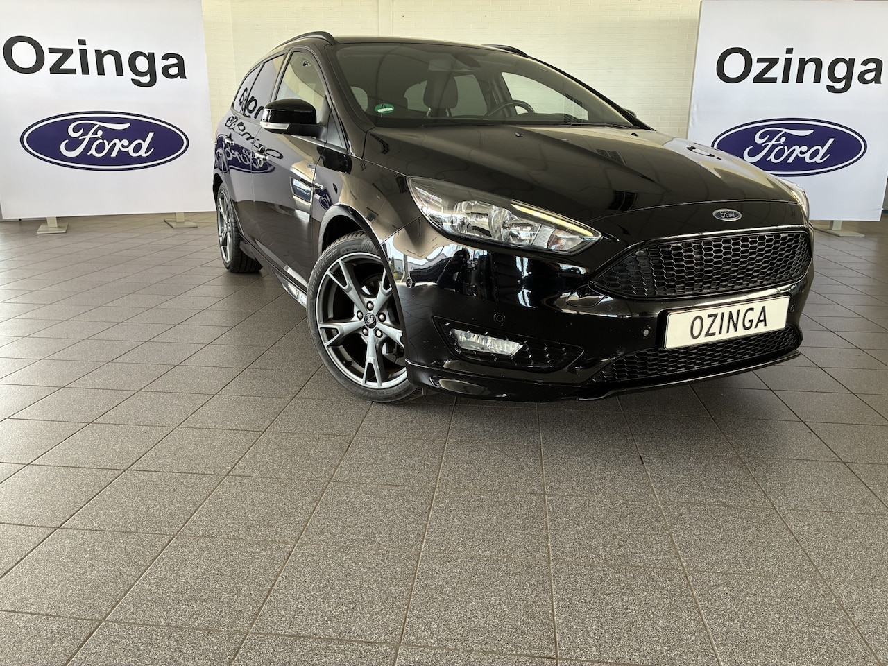 Ford Focus Wagon - 125PK ST-Line 18-inch-navi-climatecontrole-privacyglass - AutoWereld.nl