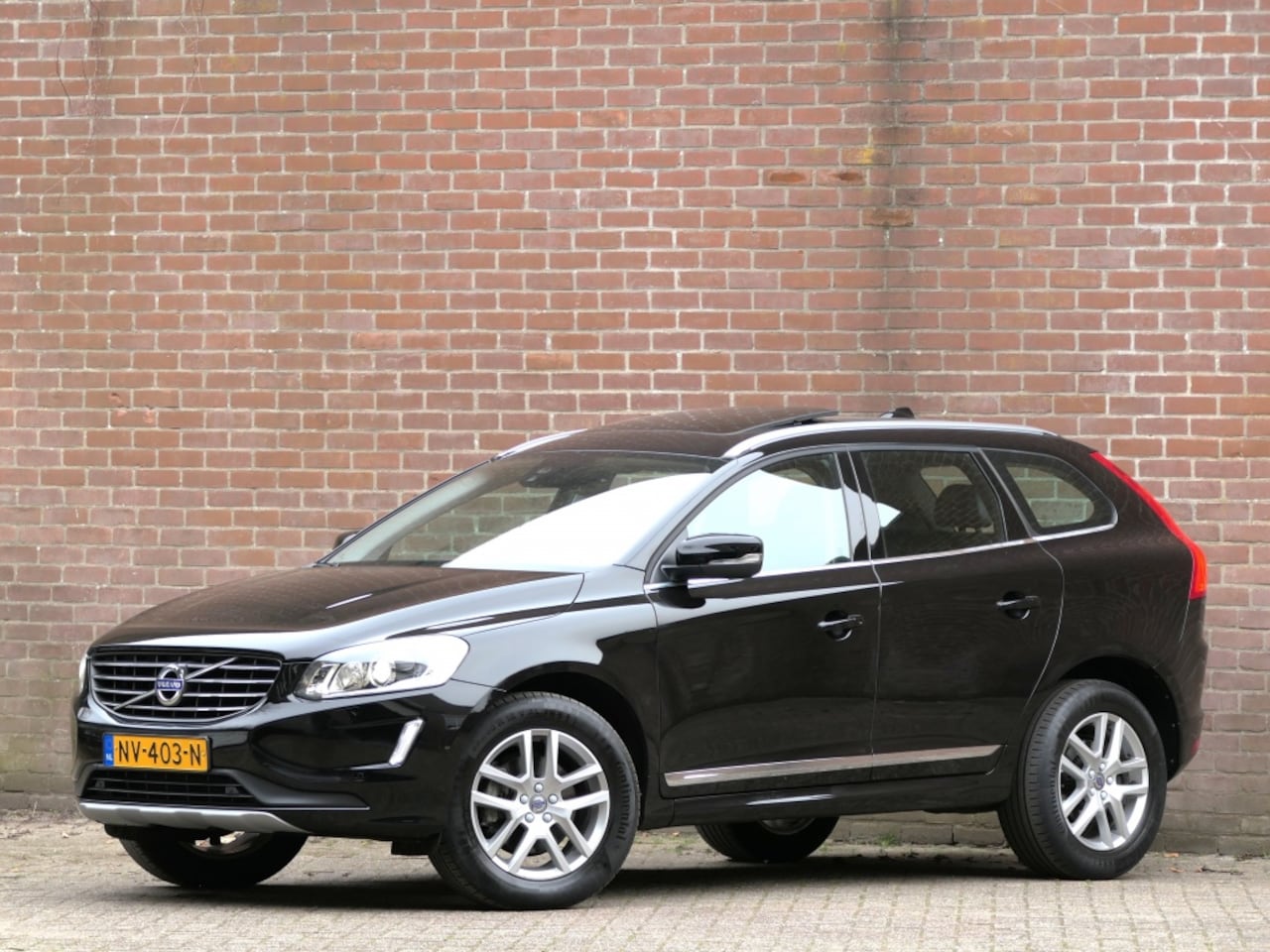 Volvo XC60 - T5 AUT FWD Polar+ Panoramadak / Standkachel / Trekhaak - AutoWereld.nl