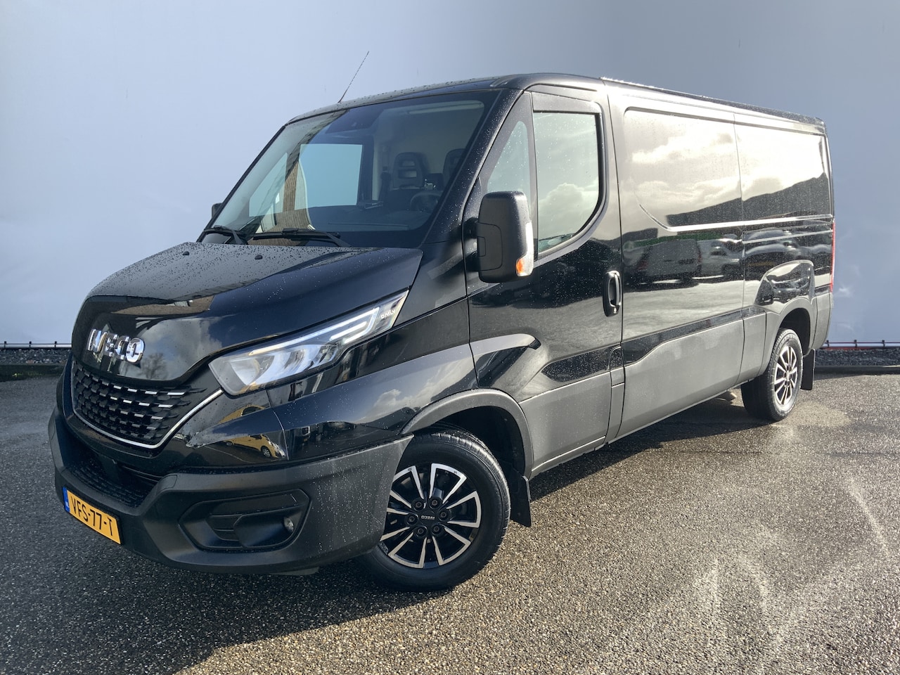 Iveco Daily - 35S16V 2.3 352 L2H1 Automaat Airco Cruise 3 Zits Alu Velg Trekhaak 3500 kg & Opstap Euro 6 - AutoWereld.nl