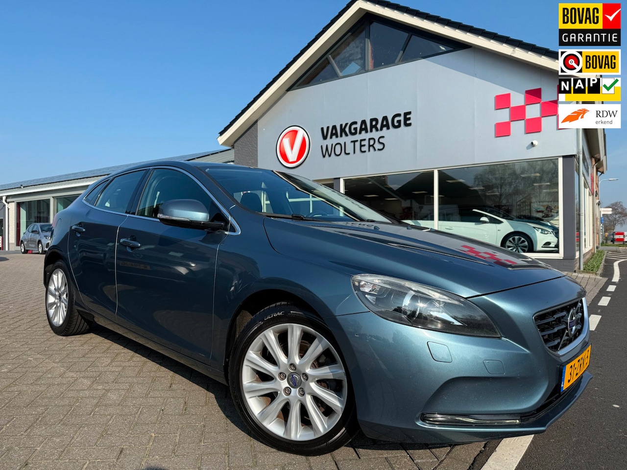 Volvo V40 - 1.6 T3 Summum RIJKLAARPRIJS! - AutoWereld.nl